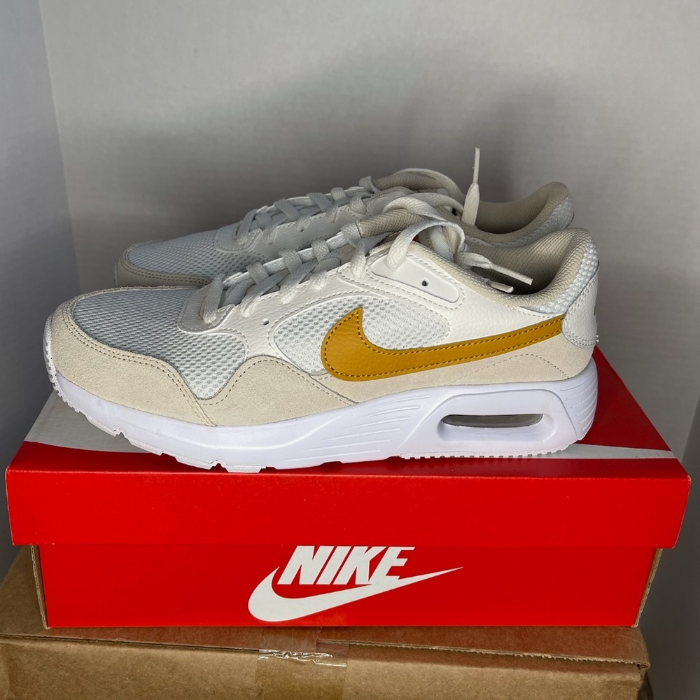 New Women's Nike Air Max SC Size 10 CW4554 004
